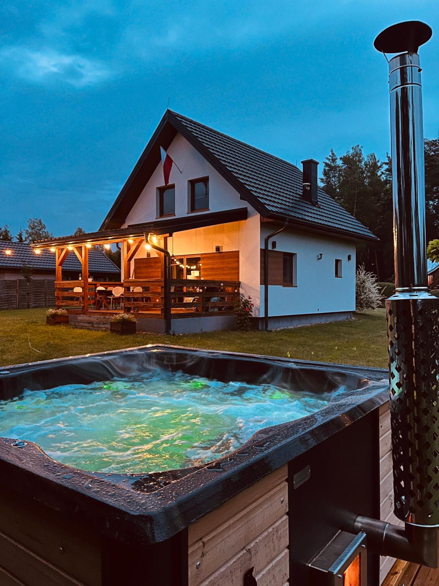 Domek Z Kominkiem Nad Jeziorem Z Jacuzzi Ogrodowym Sumowo  Exteriér fotografie